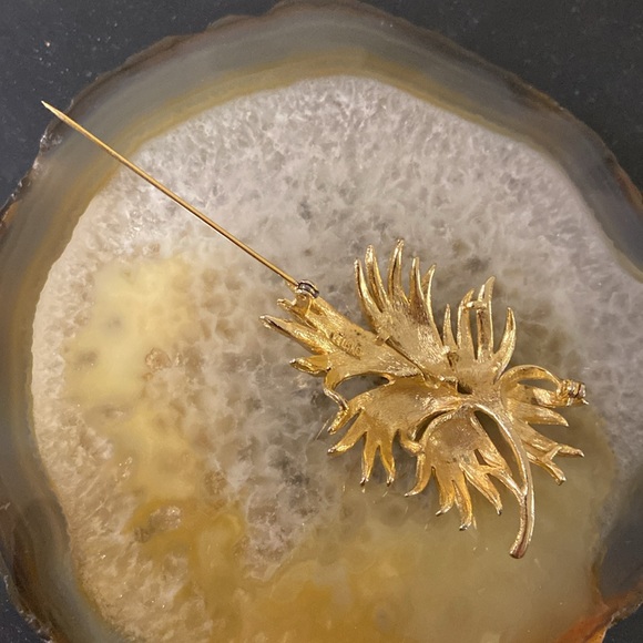 Vintage Lisner golden brooch Guc 2" x 2.25" - Picture 8 of 10